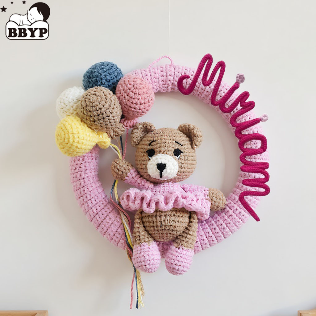Baby Nursery Needs - 곰과 풍선이 있는 맞춤형 크로셰 이름